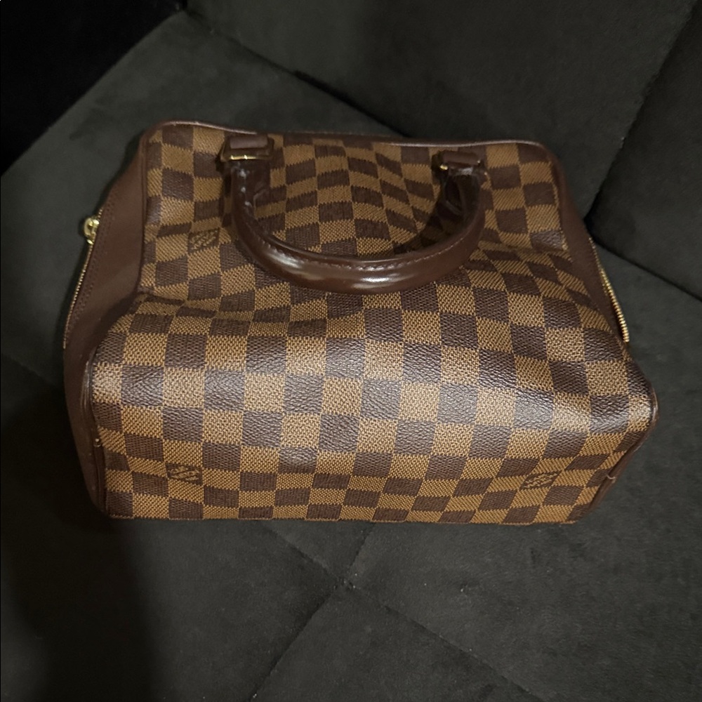 Lovis Vuitton View 6